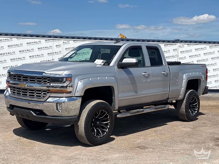 2017-chevrolet-silverado-1500-lt-image-1