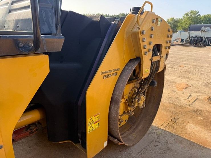 2015-caterpillar-cb66b-image-37