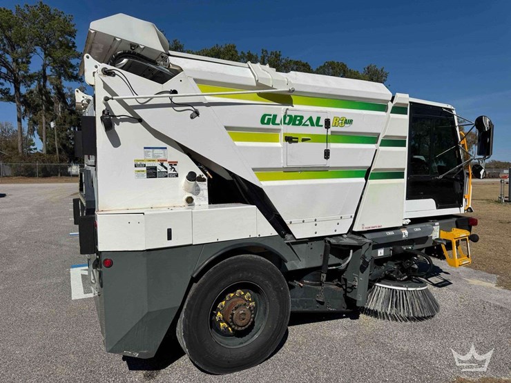 2020-global-3-wheel-r3-air-street-sweeper-image-3