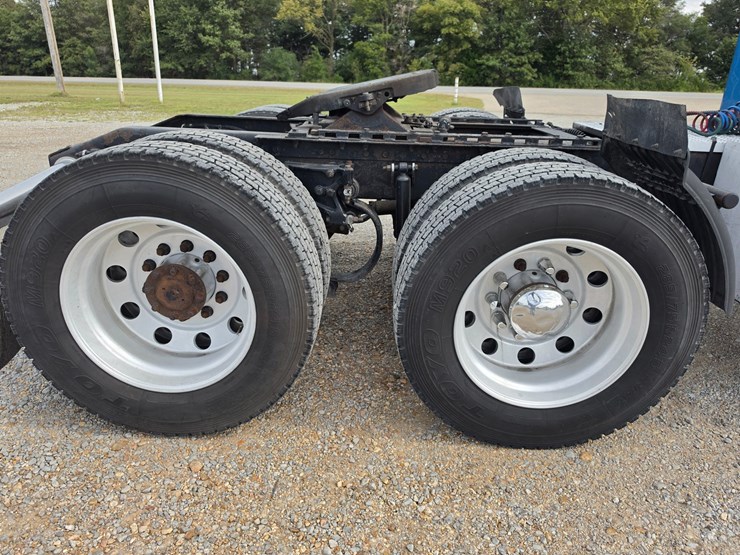 2005-peterbilt-379-image-100