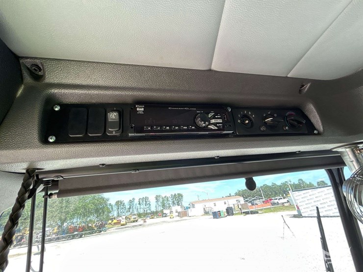 2017-peterbilt-520-image-34