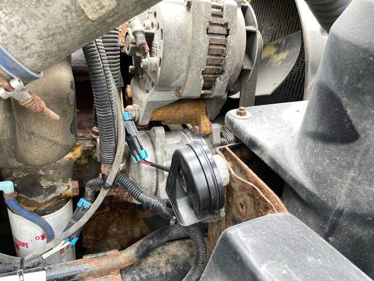 2004-freightliner-fl70-image-21