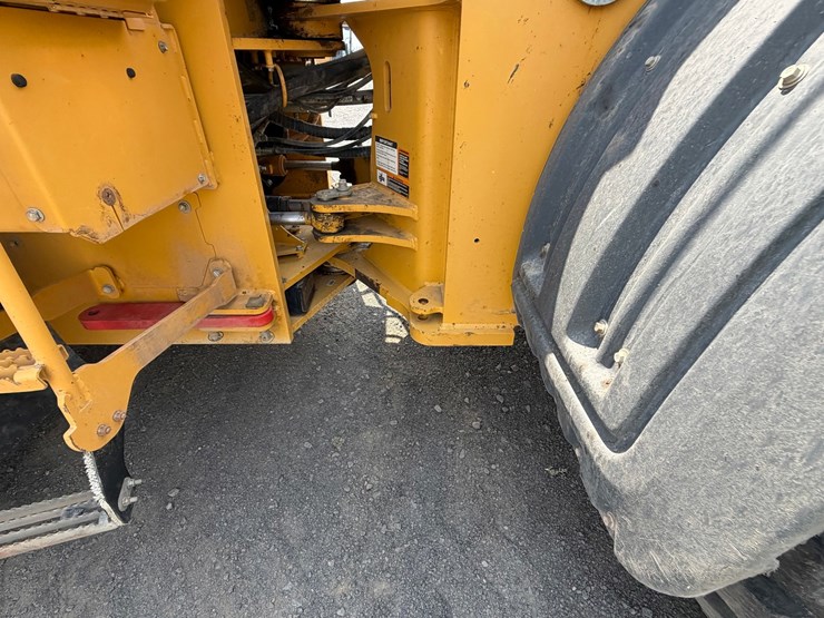 2019-deere-744k-image-29
