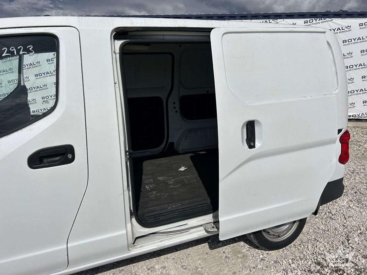 2014-nissan-nv200-image-22