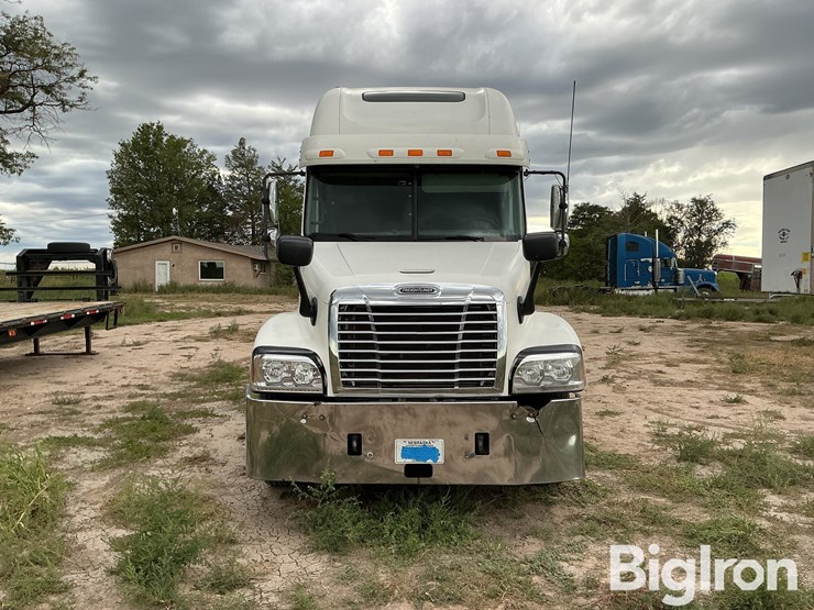2004-freightliner-century-120-image-2