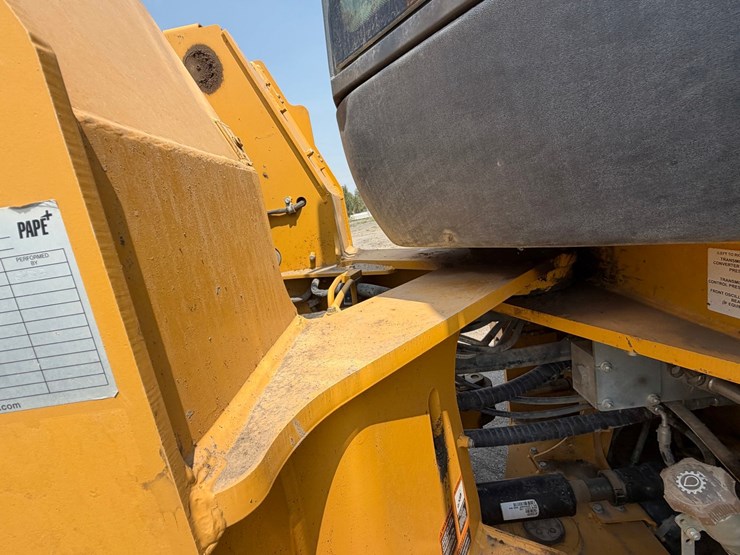 2019-deere-744k-image-67