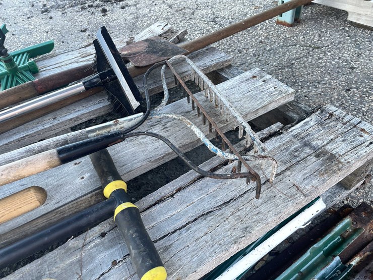 #4094-•-garden-tools-and-fence-posts-(04)-image-10