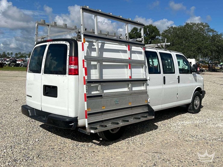 2020-chevrolet-express-2500-image-3