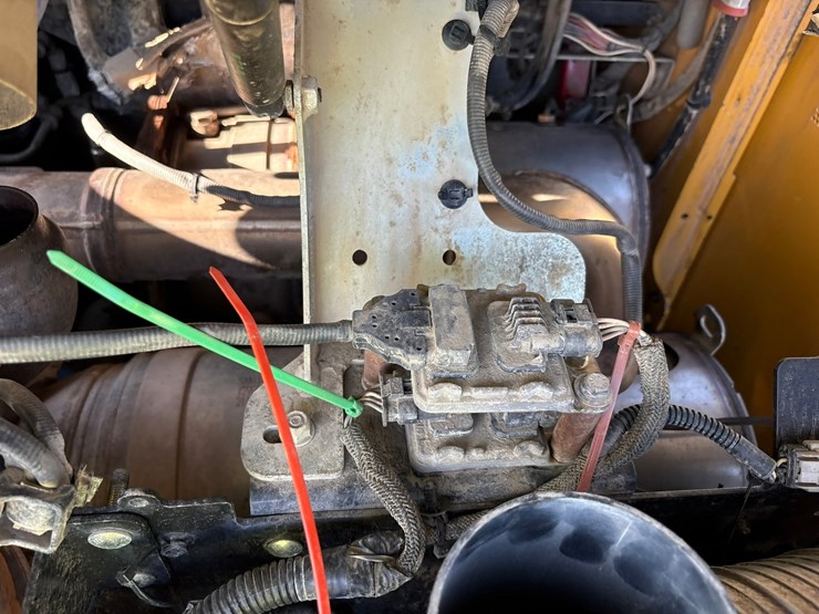 2021-deere-330g-image-34