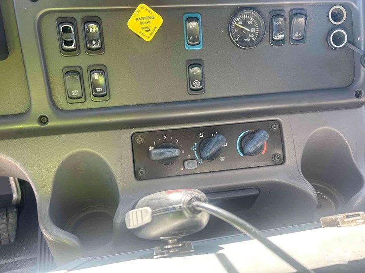 2016-freightliner-m2-106-image-21