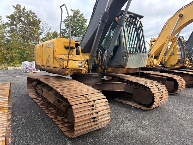 deere-200d-lc-image-4