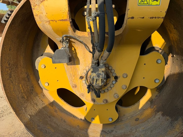 2015-caterpillar-cb66b-image-49