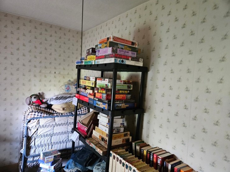 #8001-•-live-on-the-ground-house-hold-items-image-38