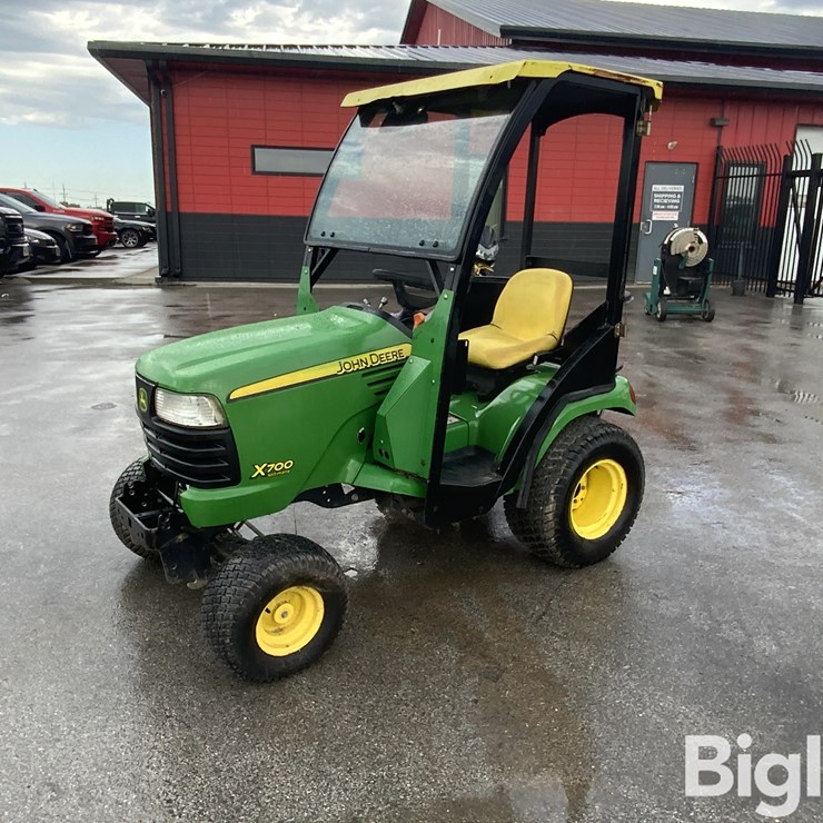 2009 JOHN DEERE X700