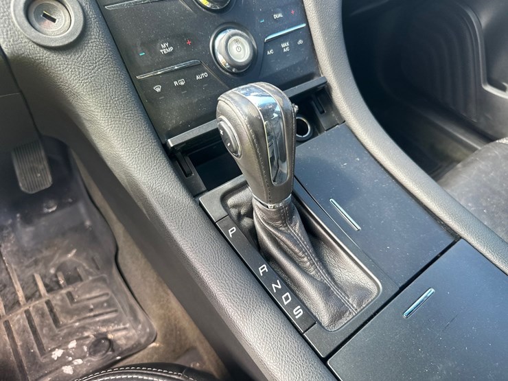 #2642-•-2013-ford-taurus-sedan-image-31