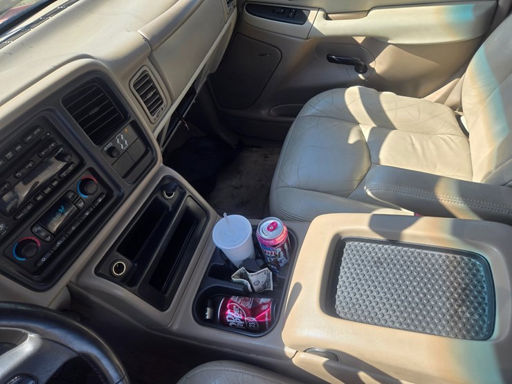 2003-chevrolet-suburban-image-39