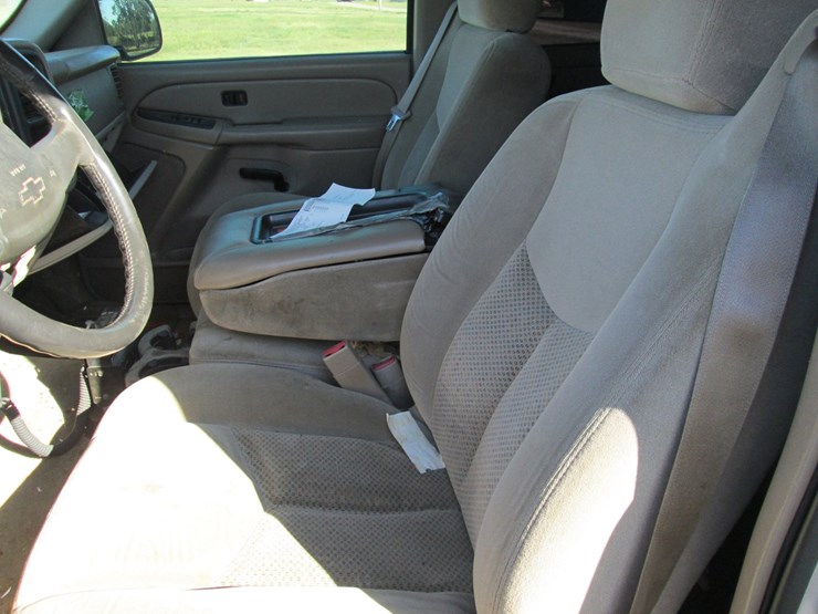 2004-chevrolet-tahoe-image-24