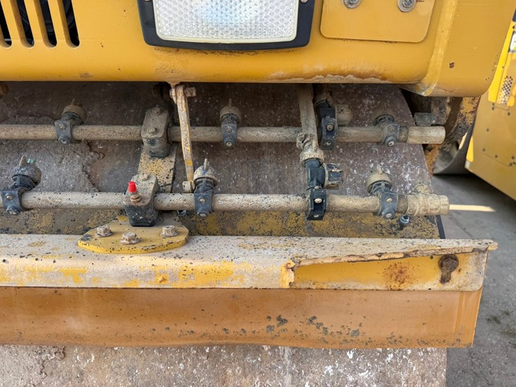 2015-caterpillar-cb66b-image-80