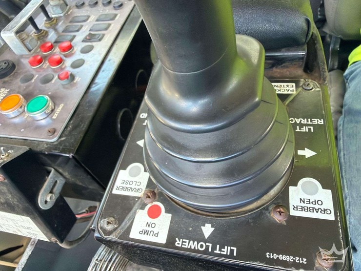 2017-freightliner-m2-106-image-16