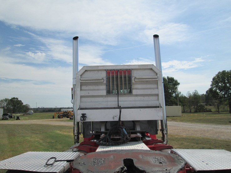 2006-peterbilt-389-image-11