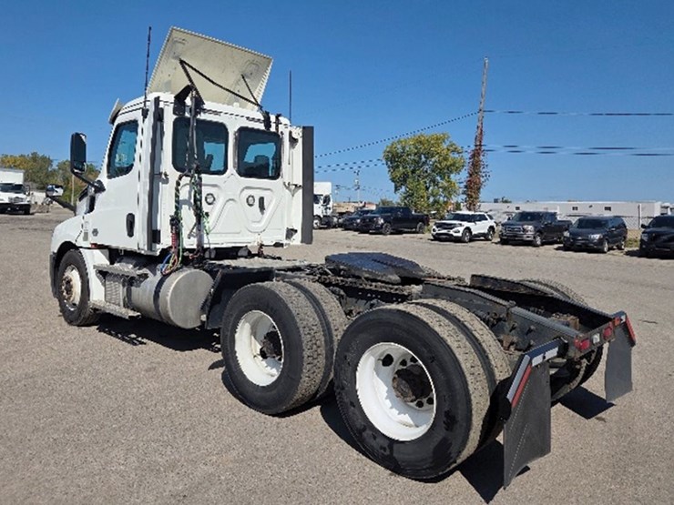 2020-freightliner-cascadia-126-image-2