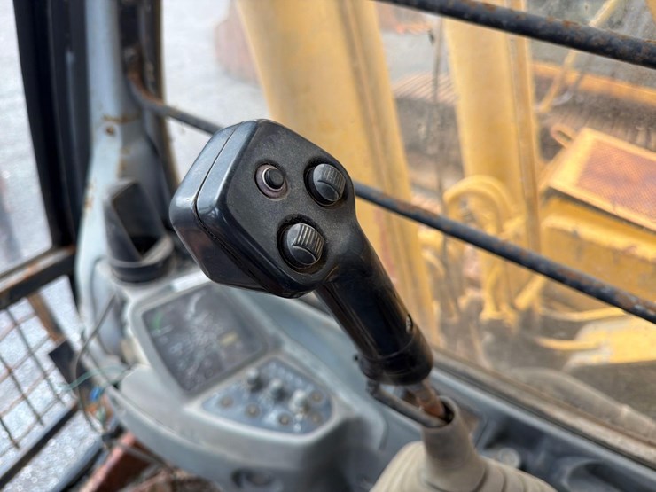 deere-200d-lc-image-25