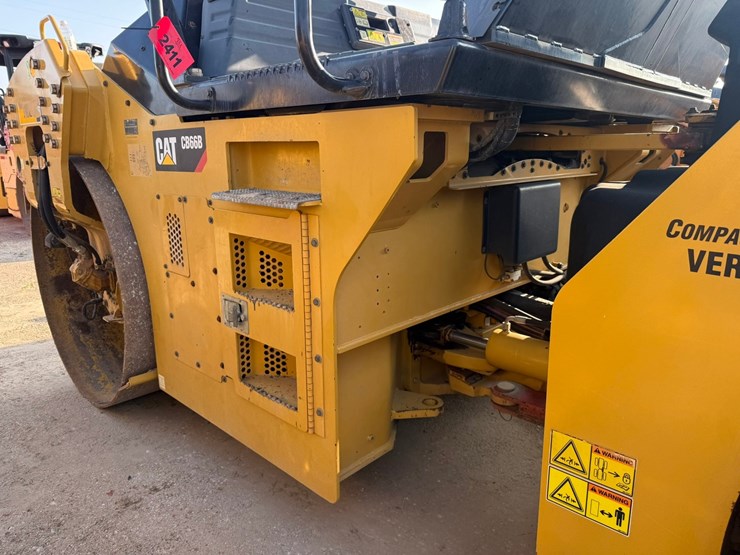 2015-caterpillar-cb66b-image-17