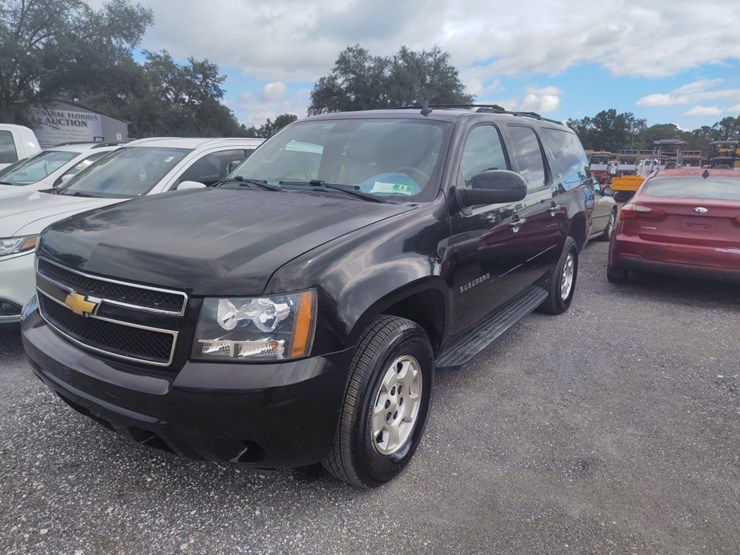 2012-chevrolet-suburban-image-2
