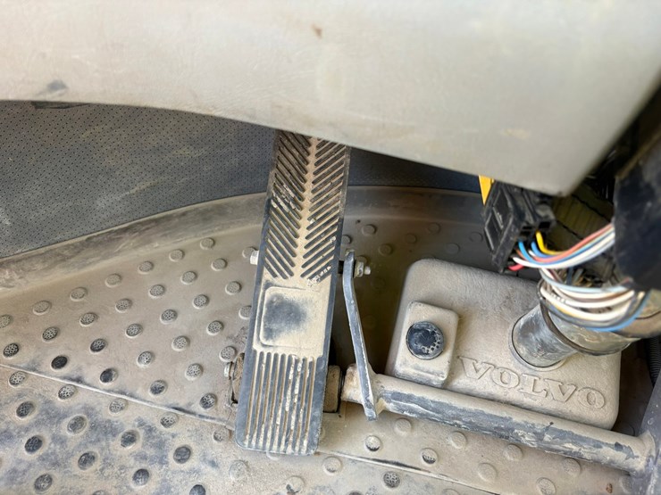 2004-volvo-l220e-image-60