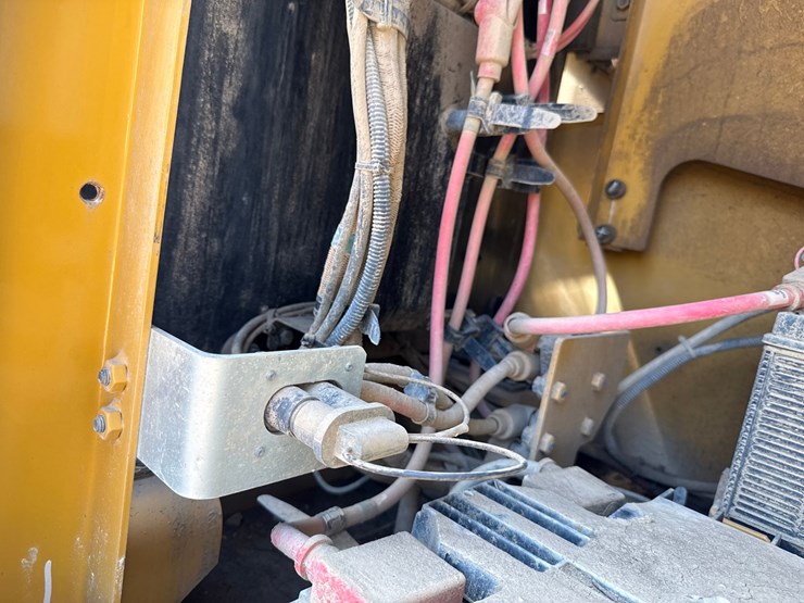 2019-caterpillar-352f-image-79
