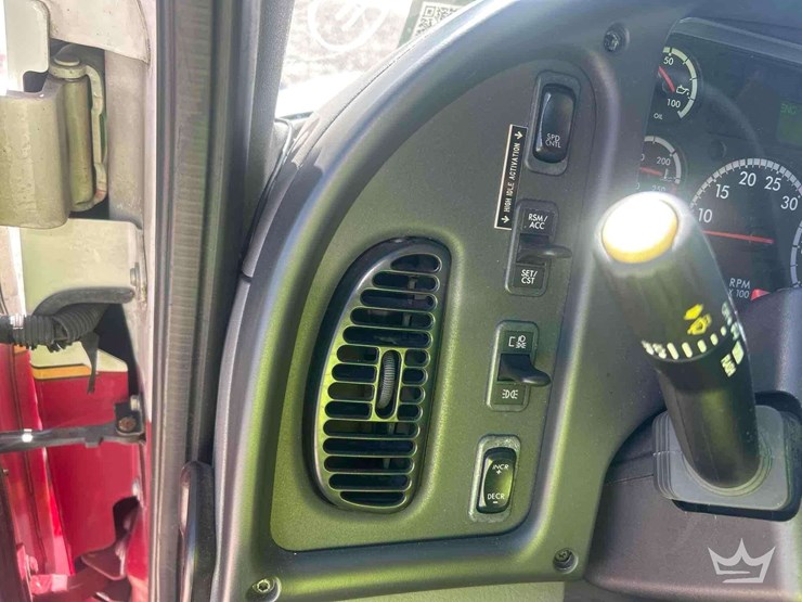2016-freightliner-m2-106-image-18