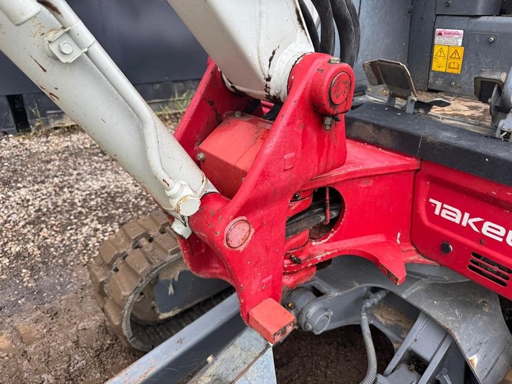 2017-takeuchi-tb230-image-15