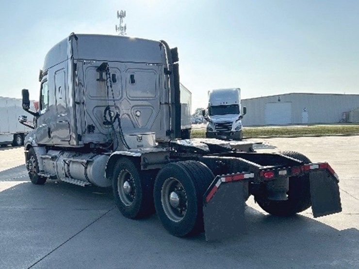 2020-freightliner-cascadia-126-image-2