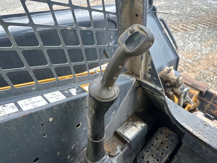 deere-323e-image-38