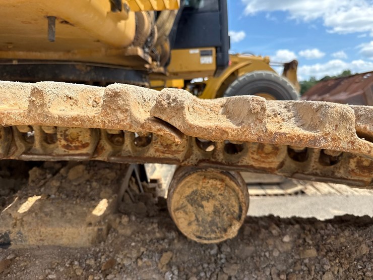 2019-caterpillar-352f-image-117