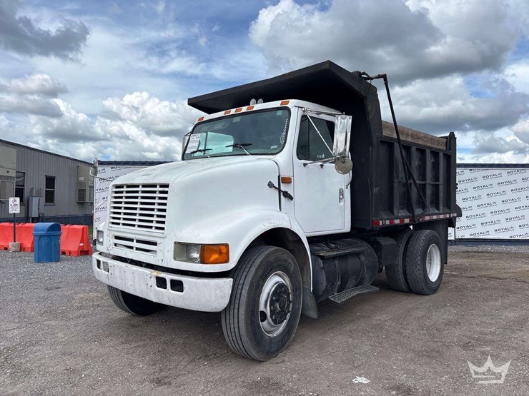 1995-international-8100-image-1