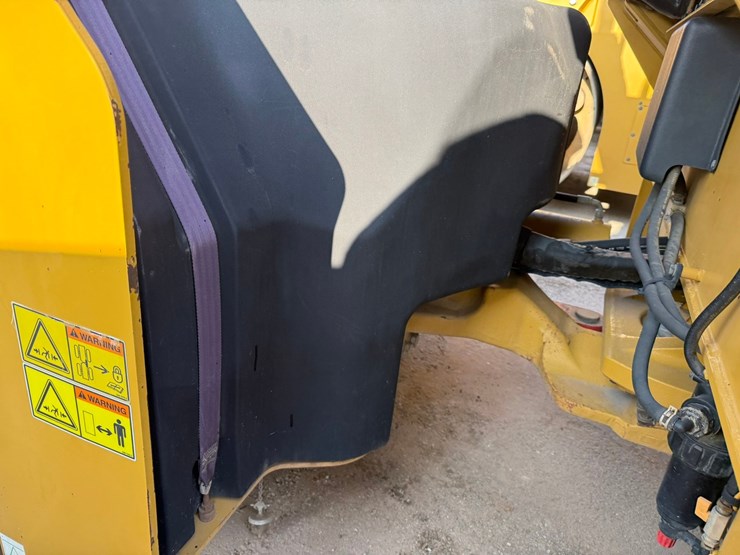 2015-caterpillar-cb66b-image-55