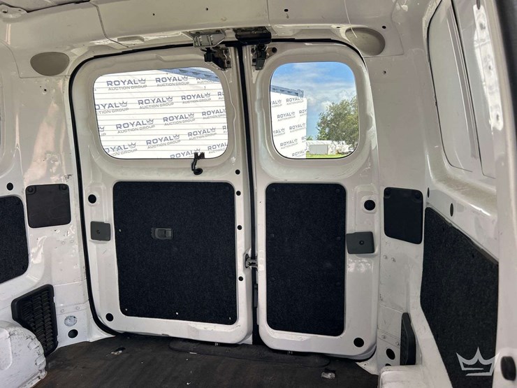2014-nissan-nv200-image-24