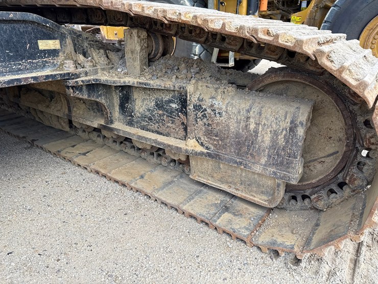 2019-caterpillar-352f-image-95