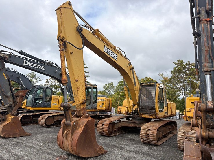 deere-200d-lc-image-1