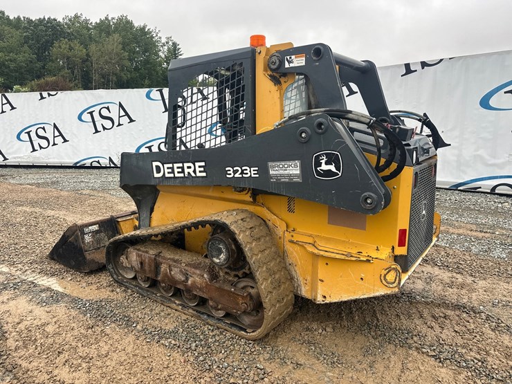 deere-323e-image-3