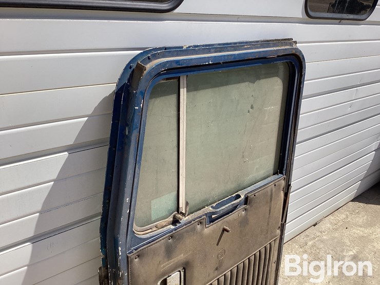 kenworth-front-passenger-side-bottom-latch-door-image-14