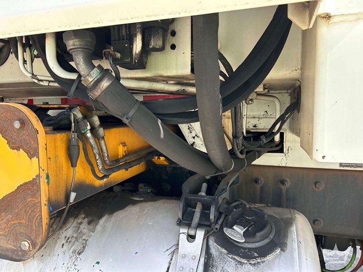 2017-peterbilt-520-image-19