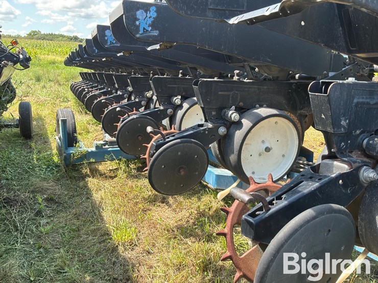 1997-kinze-2600-image-11