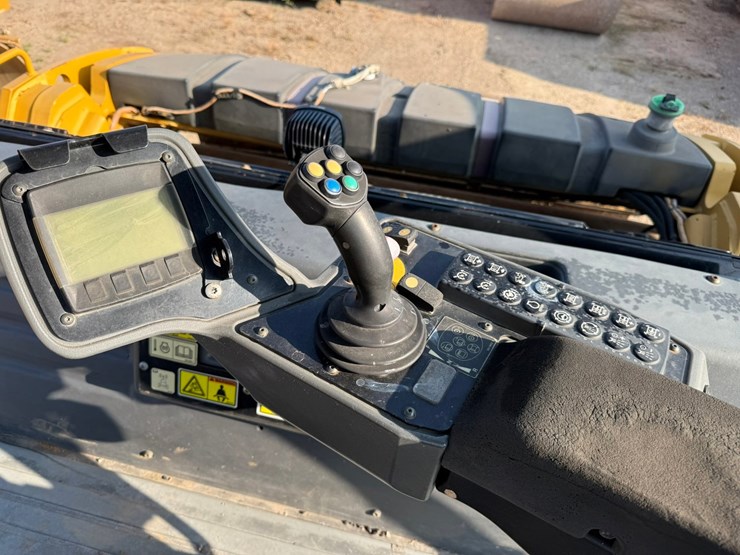 2015-caterpillar-cb66b-image-103