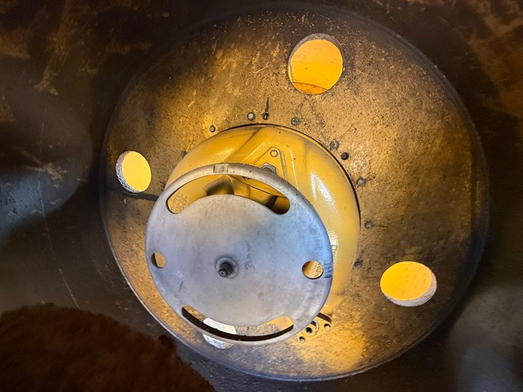 2015-caterpillar-cb66b-image-114