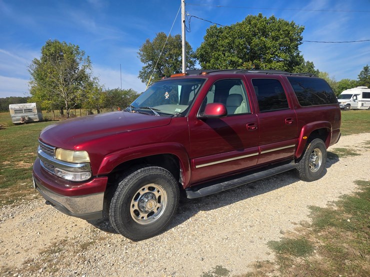 2003-chevrolet-suburban-image-3