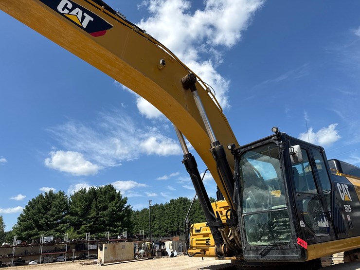 2019-caterpillar-352f-image-21