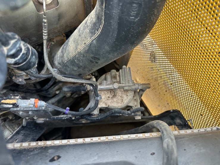 deere-323e-image-47