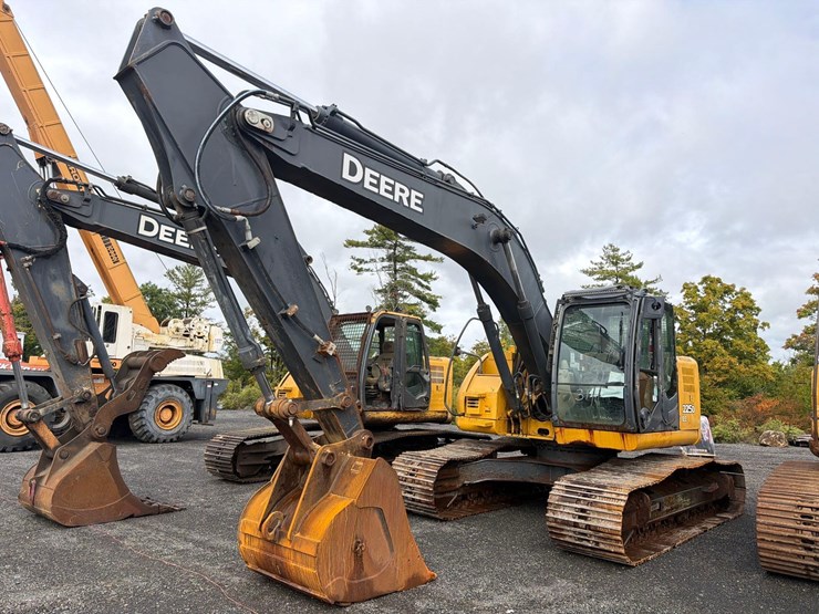 deere-225d-lc-image-1